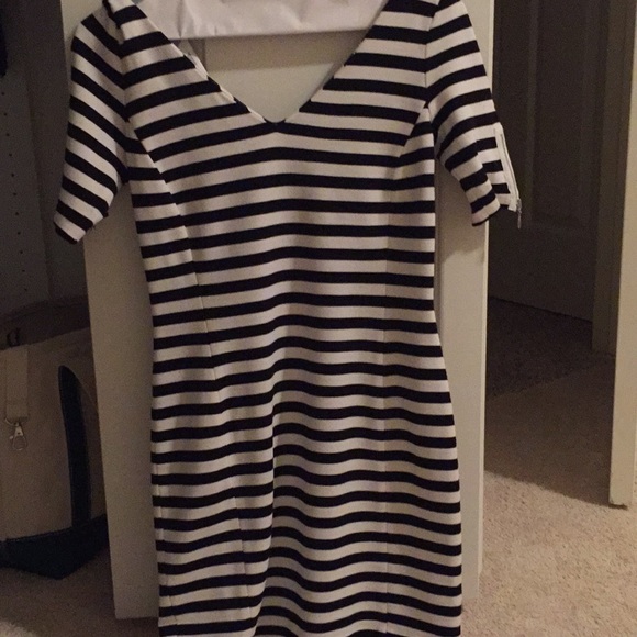 Black and white banana republic dress - Picture 3 of 5